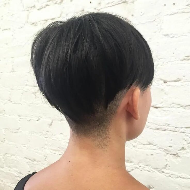 Прически с плоским затылком женские 20 Bold and Daring Takes on the Shaved Pixie Cut Shaved pixie cut, Shaved pixie,