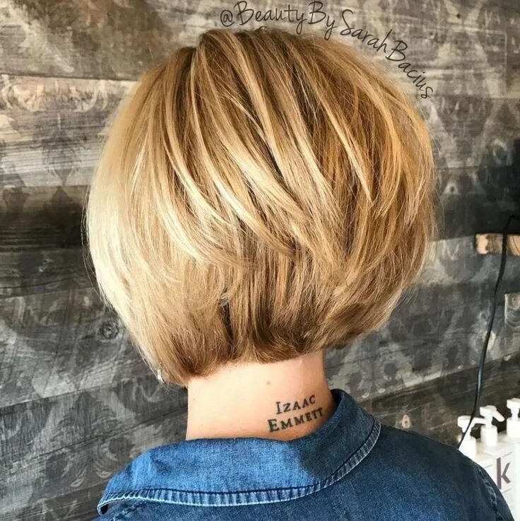 Прически с поднятым затылком на средние Short Inverted Golden Blonde Bob Layered bob haircuts, Inverted bob hairstyles, 