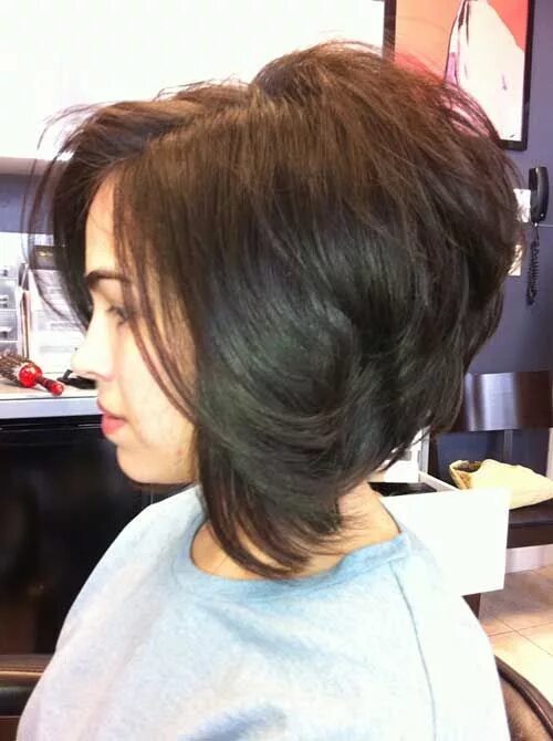 Прически с поднятым затылком на средние 20 Best Stacked Layered Bob Bob-Hairstyle.Com Hair styles, Hair cuts, Short bob 