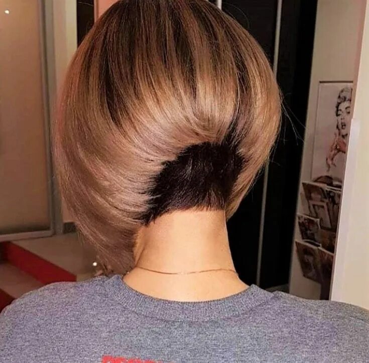 Прически с поднятым затылком на средние Pin on Carre plongeant nuque courte Really short hair, Short bob hairstyles, Sho