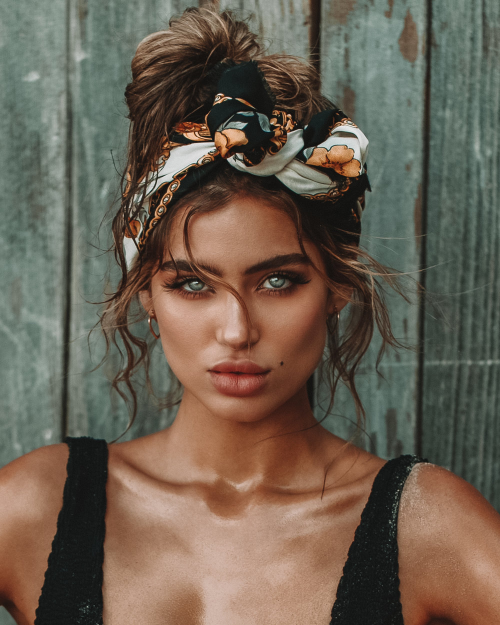 Прически с повязкой на голове 2024 BONNIE CEE Headband hairstyles, Hair styles, Scarf hairstyles