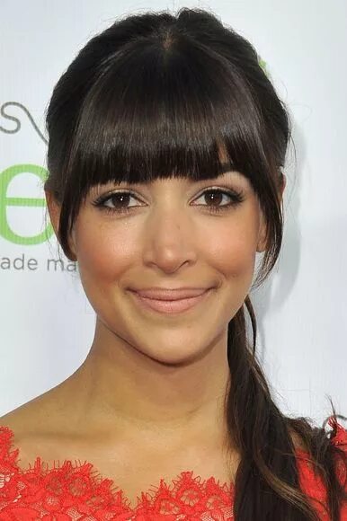 Прически с прямой челкой 2024 Hannah Simone wearing Bangs and a ponytail Hannah simone, Hairstyles with bangs,