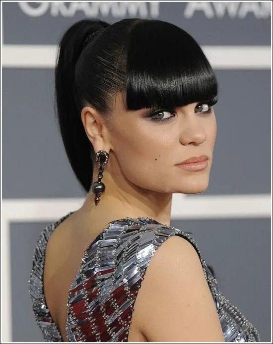 Прически с прямой челкой фото Jessie J at the Grammys. The dress, the hair, the makeup ... just perfect. Dijes