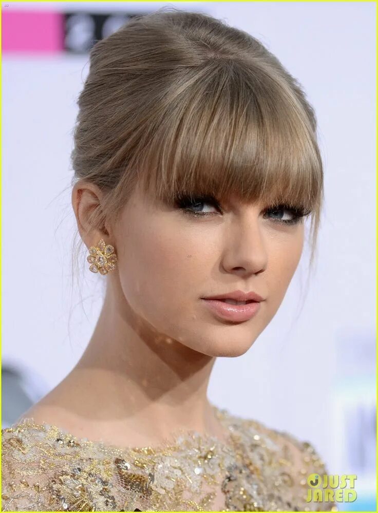 Прически с прямой челкой на средние Taylor Swift - AMAs 2012 Red Carpet Taylor swift hair color, Taylor swift hair, 