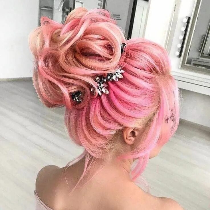 Прически с розовыми волосами Sandi Williams adlı kullanıcının Colorful Hair & Designs panosundaki Pin Rengare