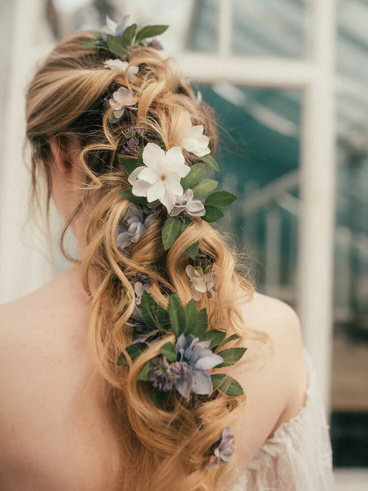 Прически с цветами фото 10 Beautiful Silk Florals for Your Hair Wedding hairstyles, Long hair styles, Fl