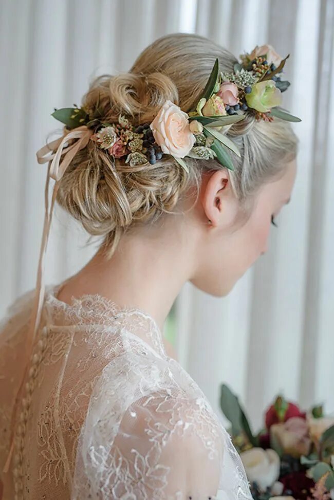 Прически с цветами на средние Great and ornate bridal hairstyle with flowers. Perfect for spring and summer we