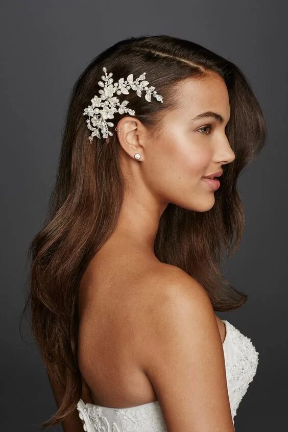 Прически с заколками This Hollywood glam side wedding hair style is perfected with a leafy comb.