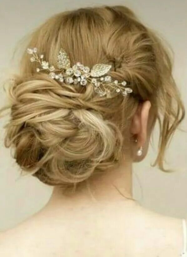 Прически с заколками на средние Épinglé sur Hair and Head Bijoux mariage, Coiffure de mariage avec diadème, Idée