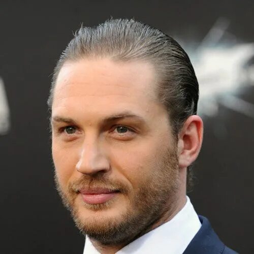 Прически с залысинами на лбу мужские Tom Hardy Haircut Barbe de tom hardy, Coupe cheveux homme, Coiffures masculines