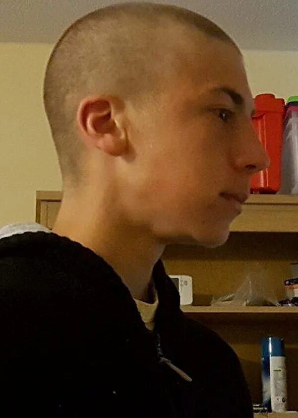 Прически скинхедов мужские Mum’s fury as son is kicked out of class for having short hair after she shaved 