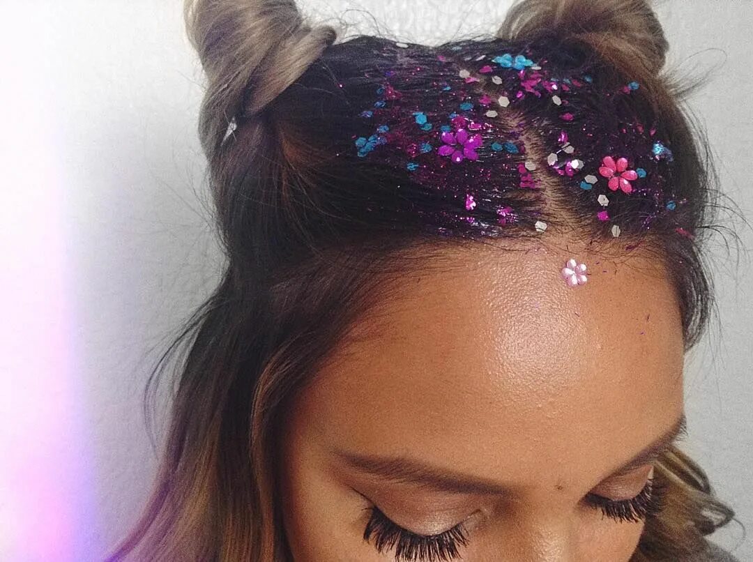 Прически со стразами фото 10 Instababes Who Are All About Glitter Roots Brit + Co Glitter hair, Festival h