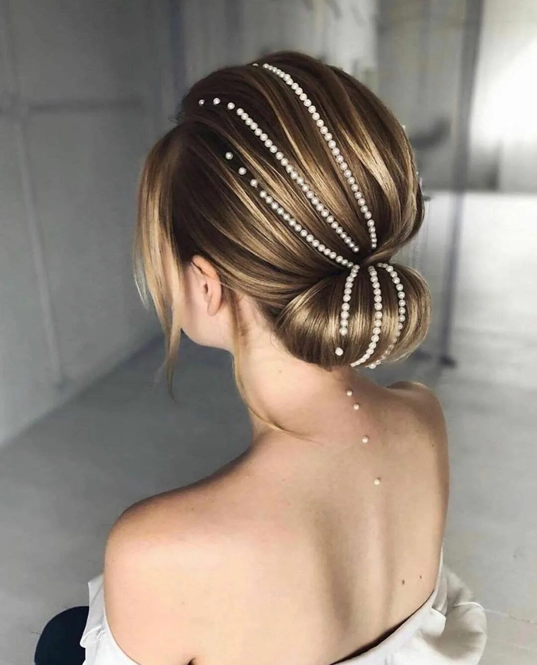 Прически со стразами фото Pearl hair accessories for sleek bun hairdo. Long hair styles, Wedding hairstyle