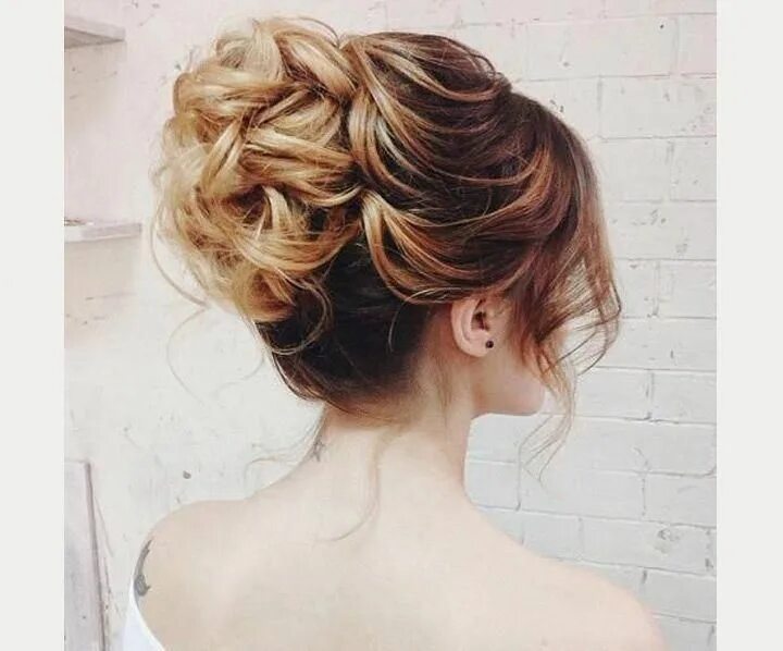 Прически собранные пучки на длинные волосы This is amazing! #gorgeousmakeupforbrunettes Curly hair styles, Prom hair updo, 