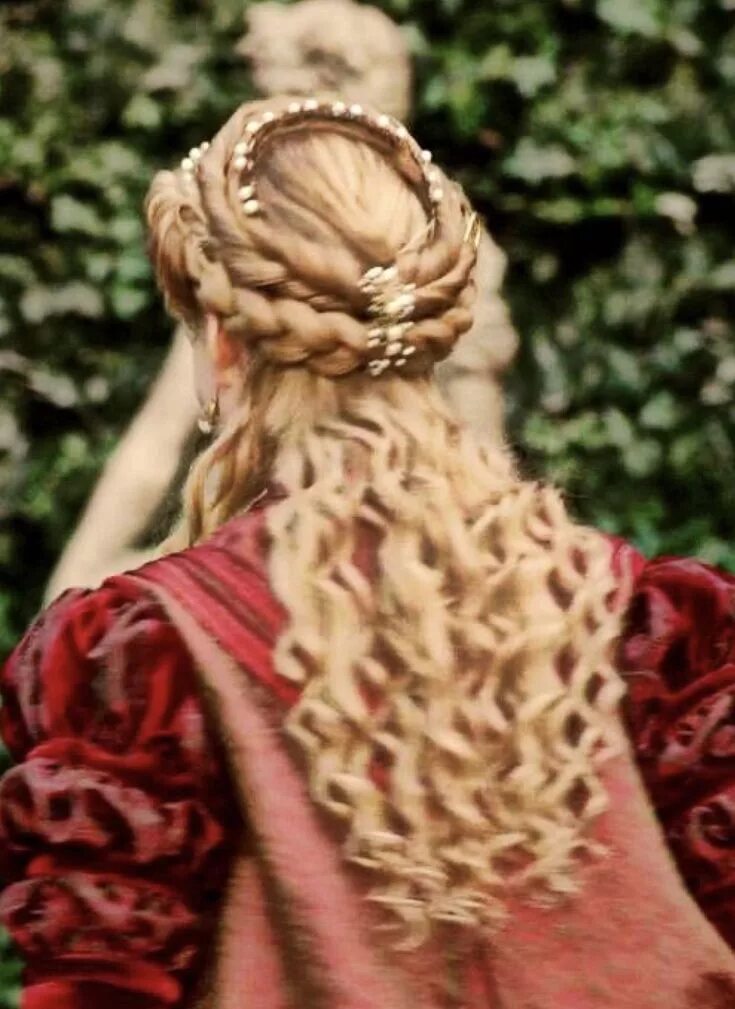 Прически средневековья Pin by Christine Burbank on greek goddess Renaissance hairstyles, Historical hai