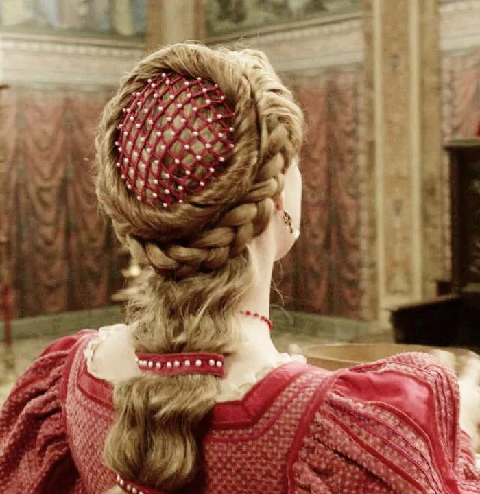 Прически средневековья Lucrezia Borgia, The Borgias Renaissance hairstyles, Hair styles, Historical hai