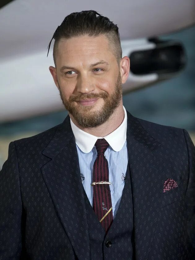 Прически тома харди фото Behold! Tom Hardy's 1999 Rap Mixtape Has Been Posted Online Tom hardy, Dunkirk, 