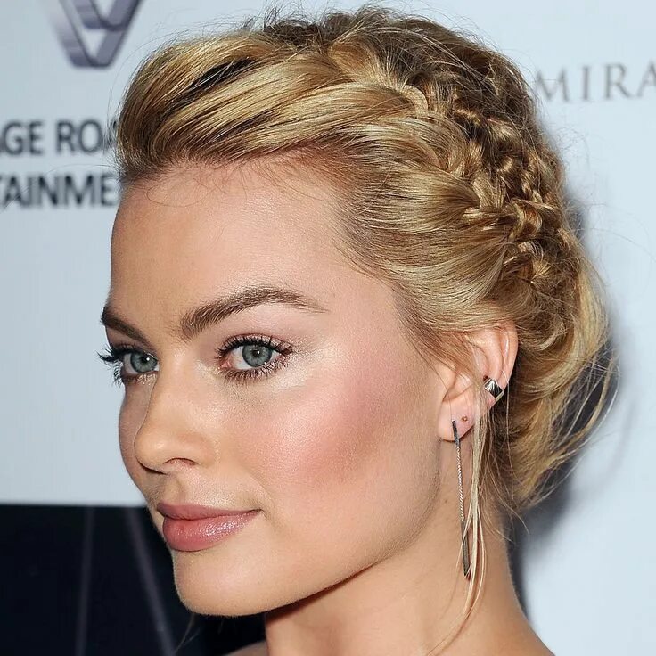 Прически тонкие Today's Beauty Secret: A Textured Side Braid Celebrity ear piercings, Cool braid