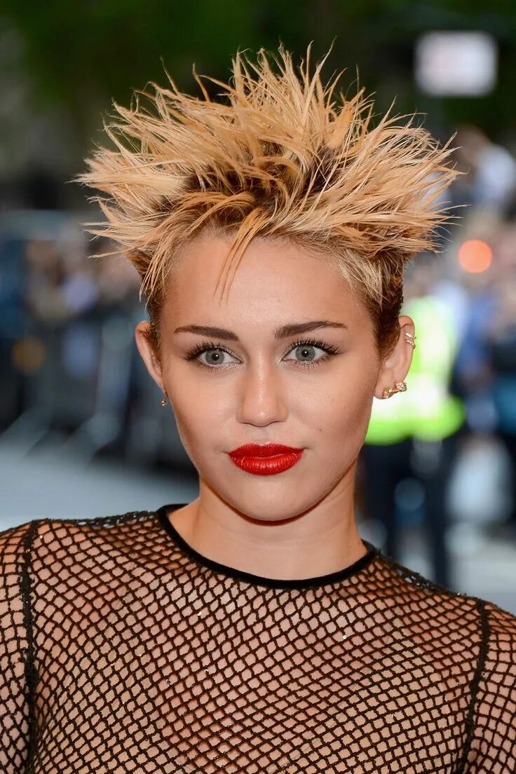 Прически торчащие женские Our 50 Favorite Hairstyles of All Time Miley cyrus hair, Punk hair, Short punk h