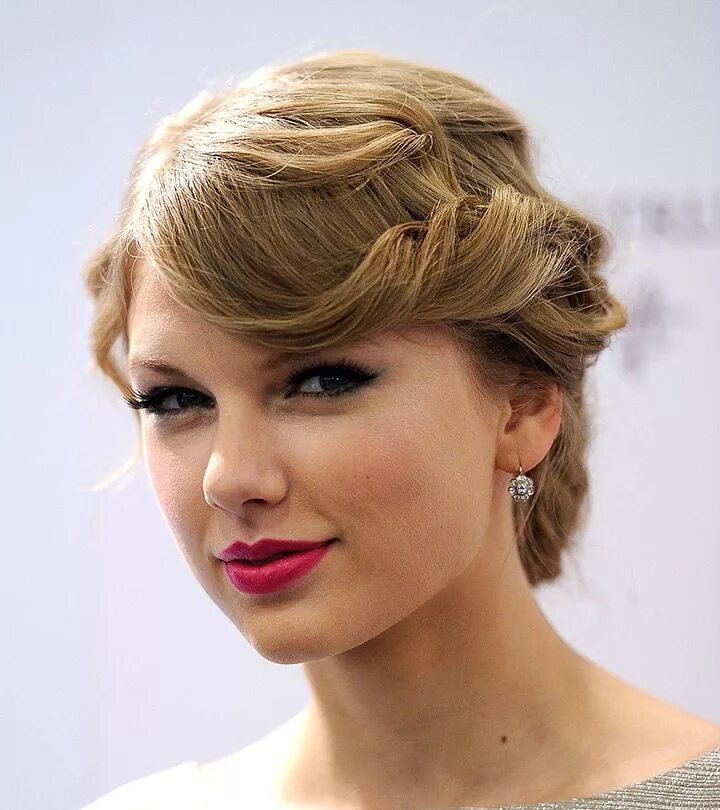 Прически укладки фото 10 atemberaubende Taylor Swift Updo Frisuren #atemberaubende #frisuren #swift #t