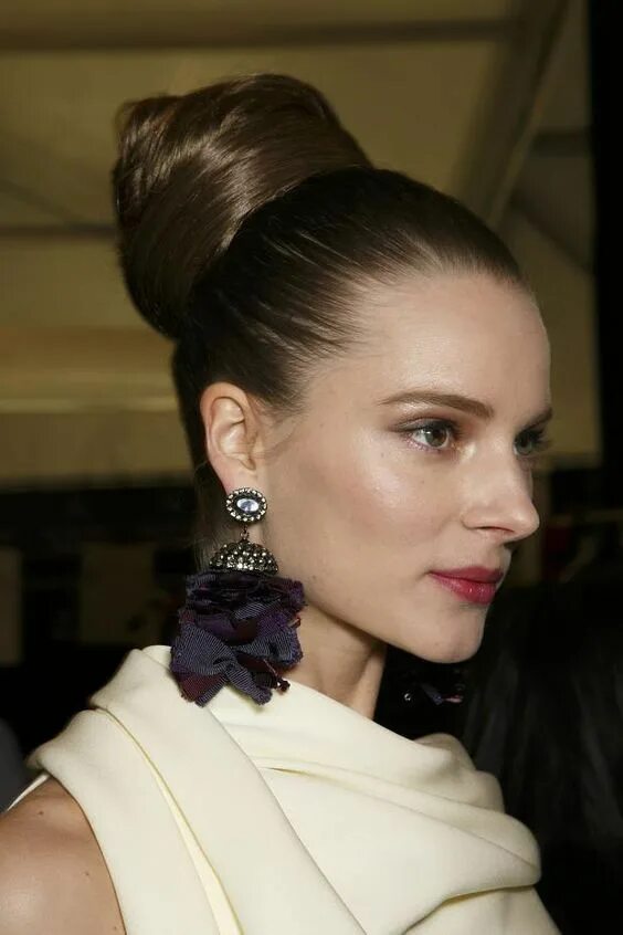 Прически в классическом стиле женские Carolina Herrera automne hiver 2014 Long hair styles, Sleek hairstyles, Runway h