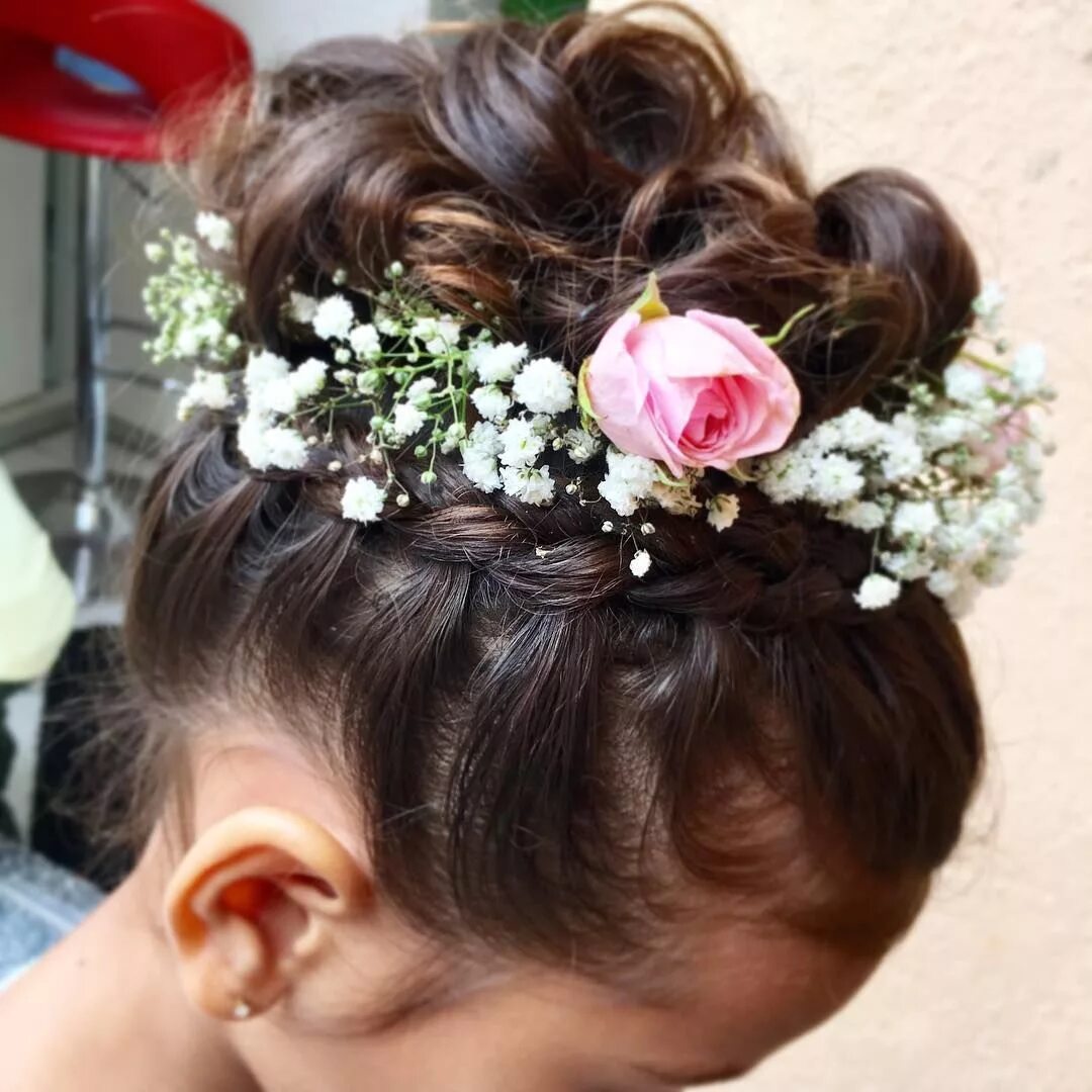 Прически в сад на каре Penteado infantil com flores naturais, ideal para as daminhas ficou uma verdade.