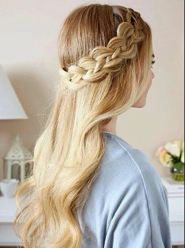 Прически в школу эстетика Balayage wavy hair with braid #gorgeoushair Düğün saç modelleri, Saç, Şık saç mo