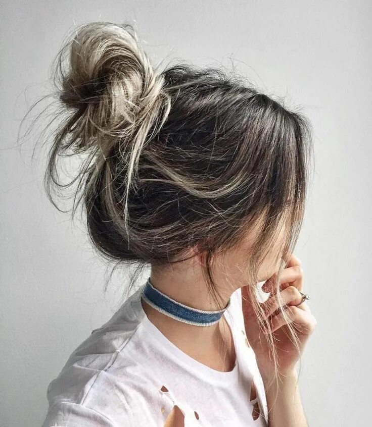 Прически в школу эстетика Best 35 Top Knot Bun Ideas on TheRightHairstyles Top knot hairstyles, Hairstyles