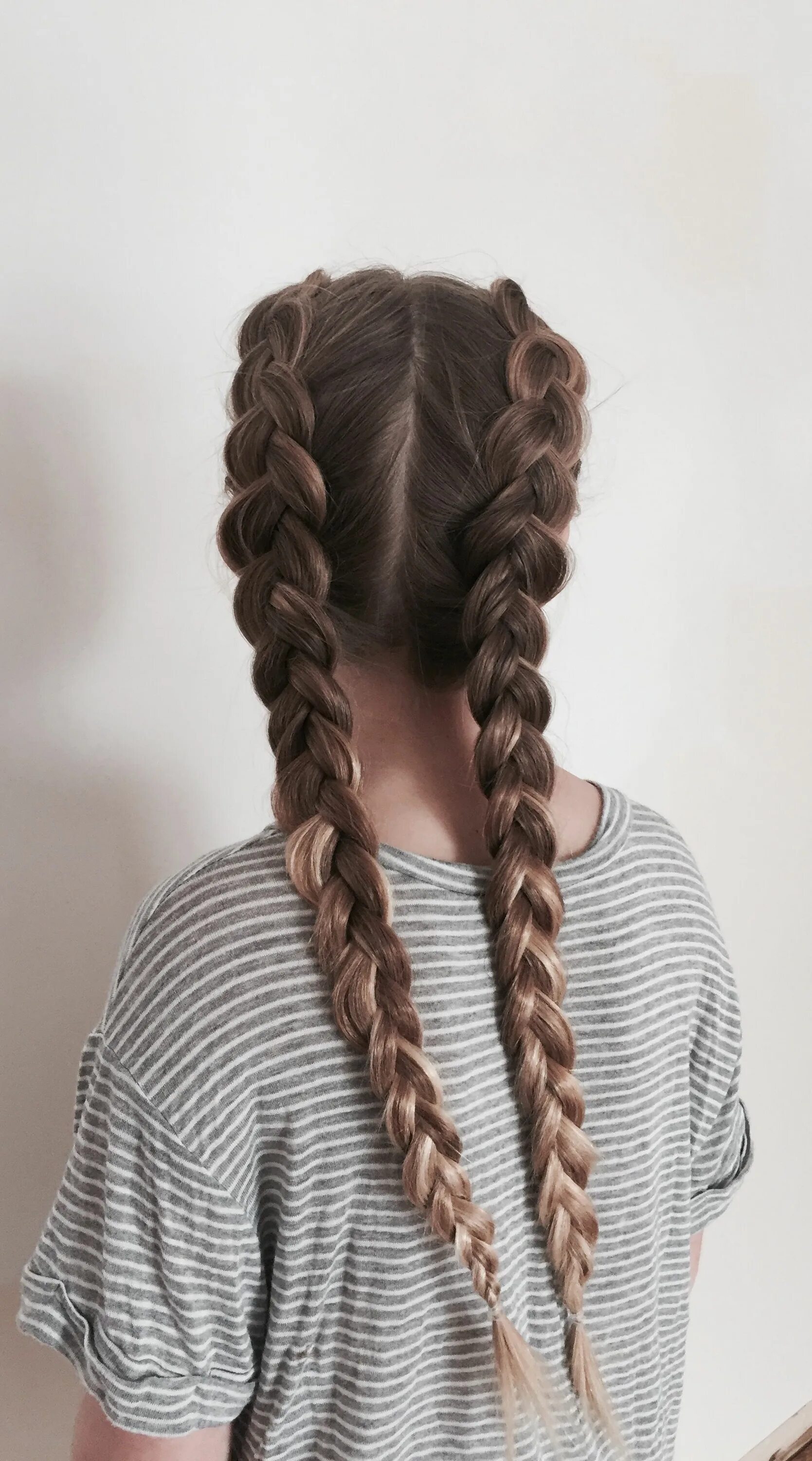 Прически в школу косички Two Dutch braids Flettede frisurer, Pigefrisurer, Frisure