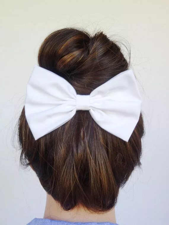 Прически в школу с заколкой бантом hair bows clipped on a bun Hair accessories boho, White hair accessory, Bow hair