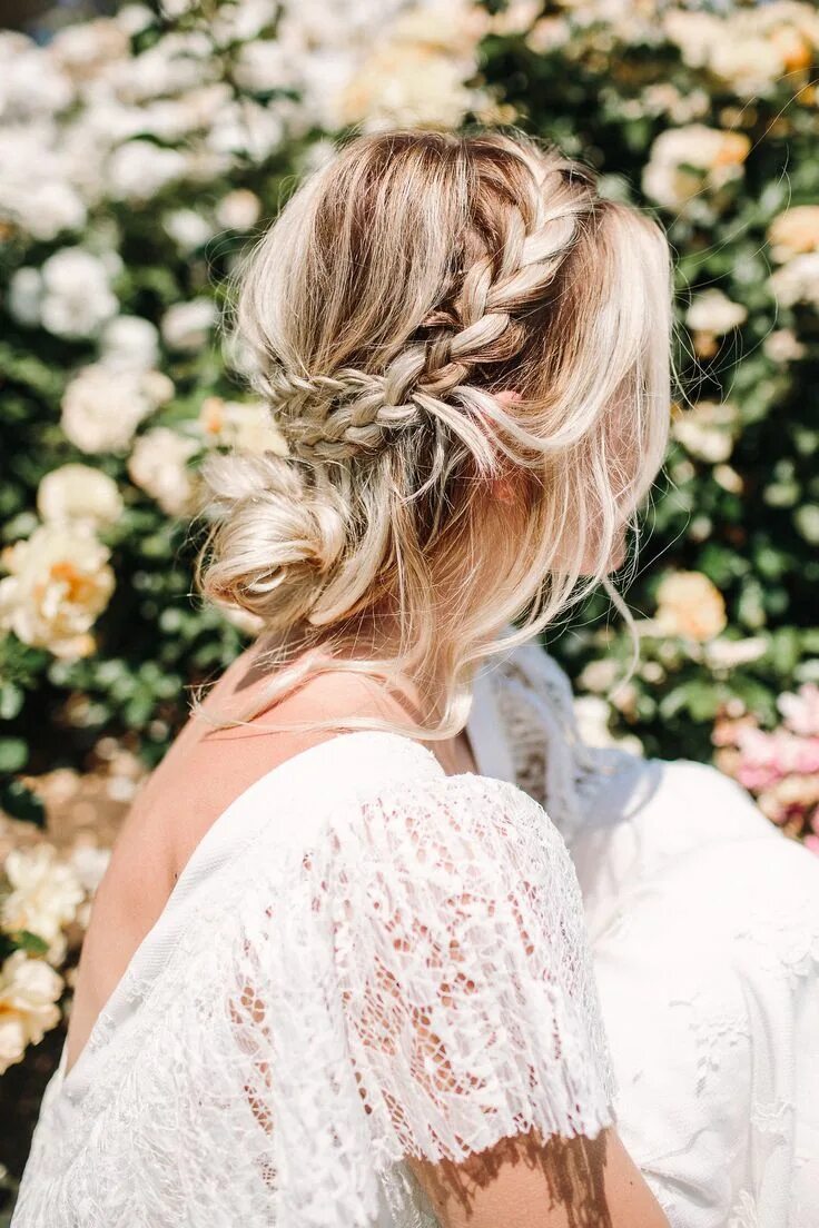 Прически в стиле бохо на средние 12 Bridal Hairstyles You'll Want to Copy Chignon bas mariage, Coiffure mariée, C