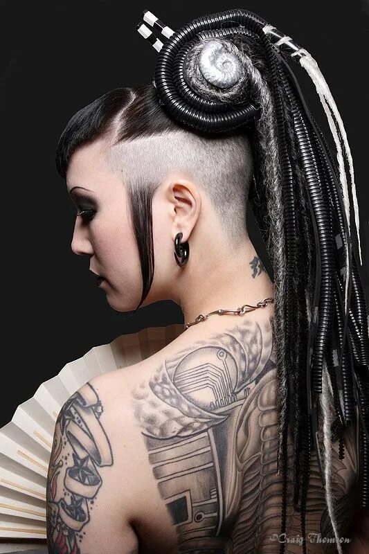 Прически в стиле киберпанк женские Pin by Sera Brocious on Penteados Cyberpunk Gothic hairstyles, Goth hair, Hair s