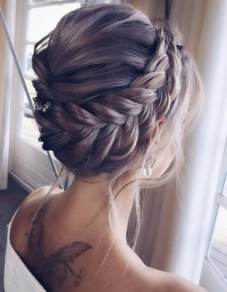 Прически волосы косички красивые via instagram lenabogucharskaya Medium length hair styles, Natural hair updo wed