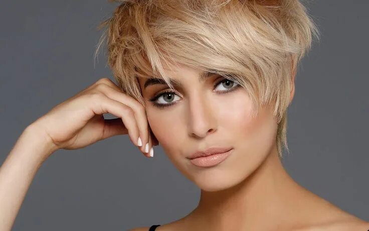 Прически женщина короткие фото красивые фото Coupe et coiffure cheveux courts Biguine Paris - Automne-hiver 2017-2018. Cortes