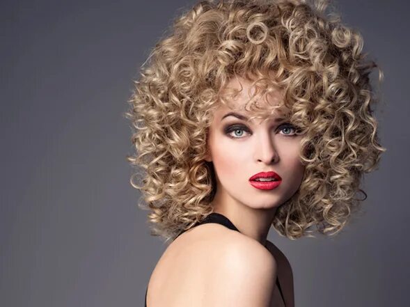 Прически женские химия фото Pin by Nieves Cabral on Curly hair in 2019 Blonde curly hair, Hair, Curled hairs