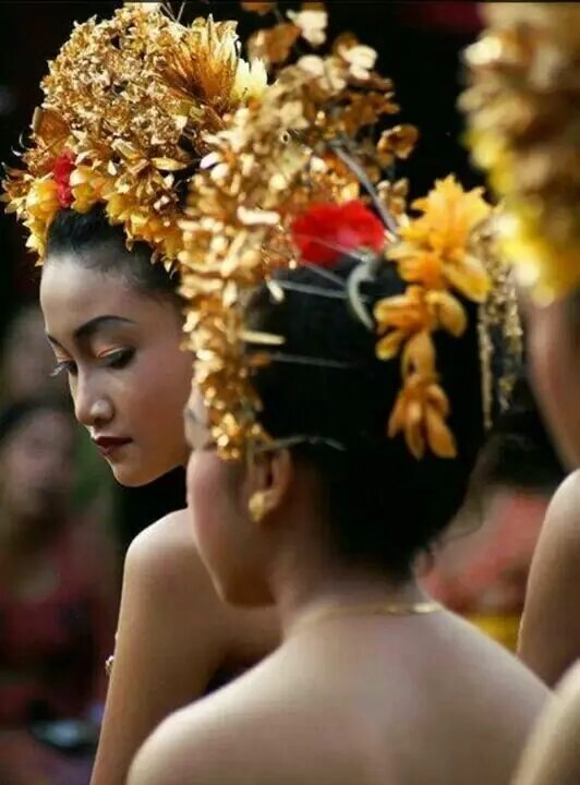 Прически женские на бал Beautiful Bali Bali girls, Bali fashion, Bali island