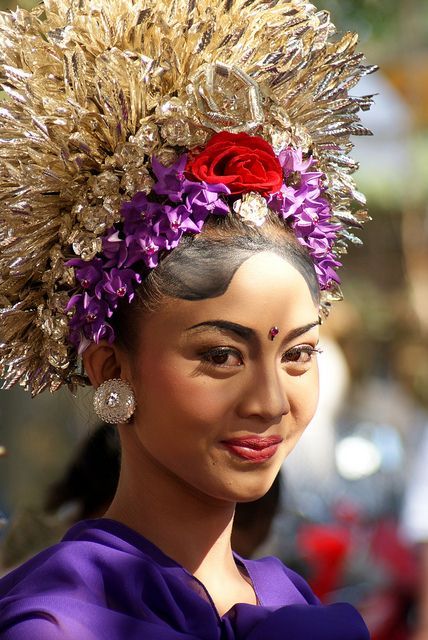 Прически женские на бал Pin de Aγarι gaℓνιςιus en Bali ,Indonesia Trajes tipicos del mundo, Etnias del m