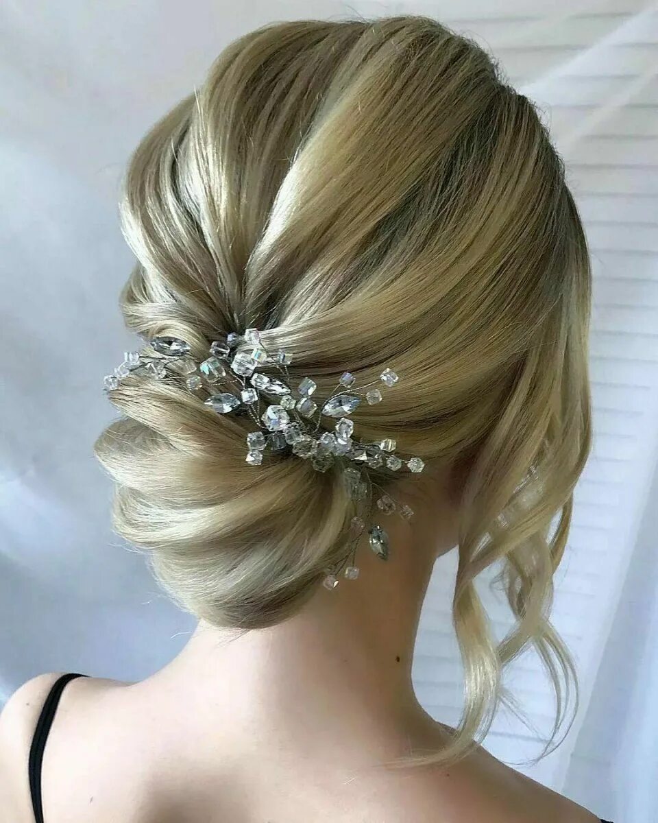 La imagen puede contener: una o varias personas y primer plano Floral hair piece