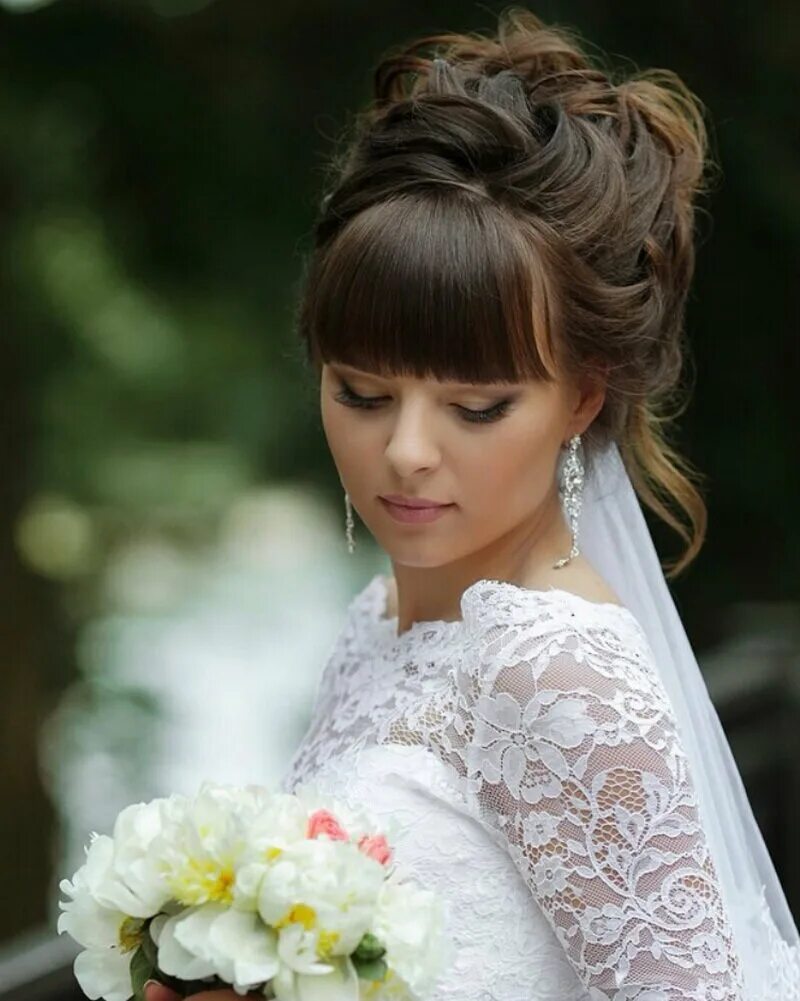 La imagen puede contener: una o varias personas y primer plano Floral hair piece