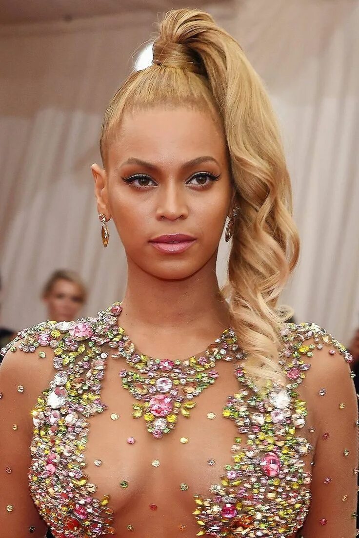 Прически знаменитостей 2024 The two-step trick Beyoncé uses to keep her hair looking lush on tour Beyonce ha