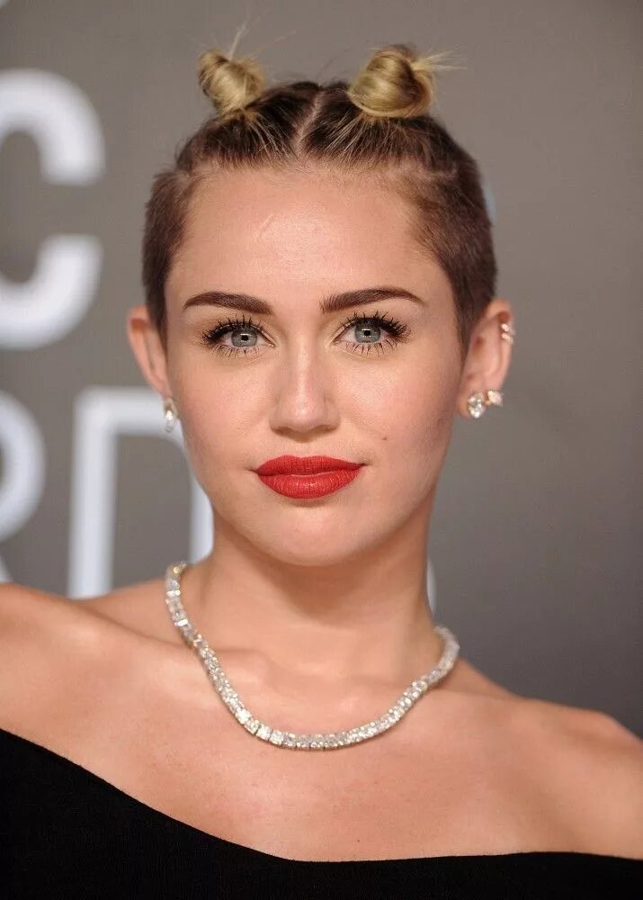 Прически знаменитостей 2024 Miley Cyrus Hair Knots