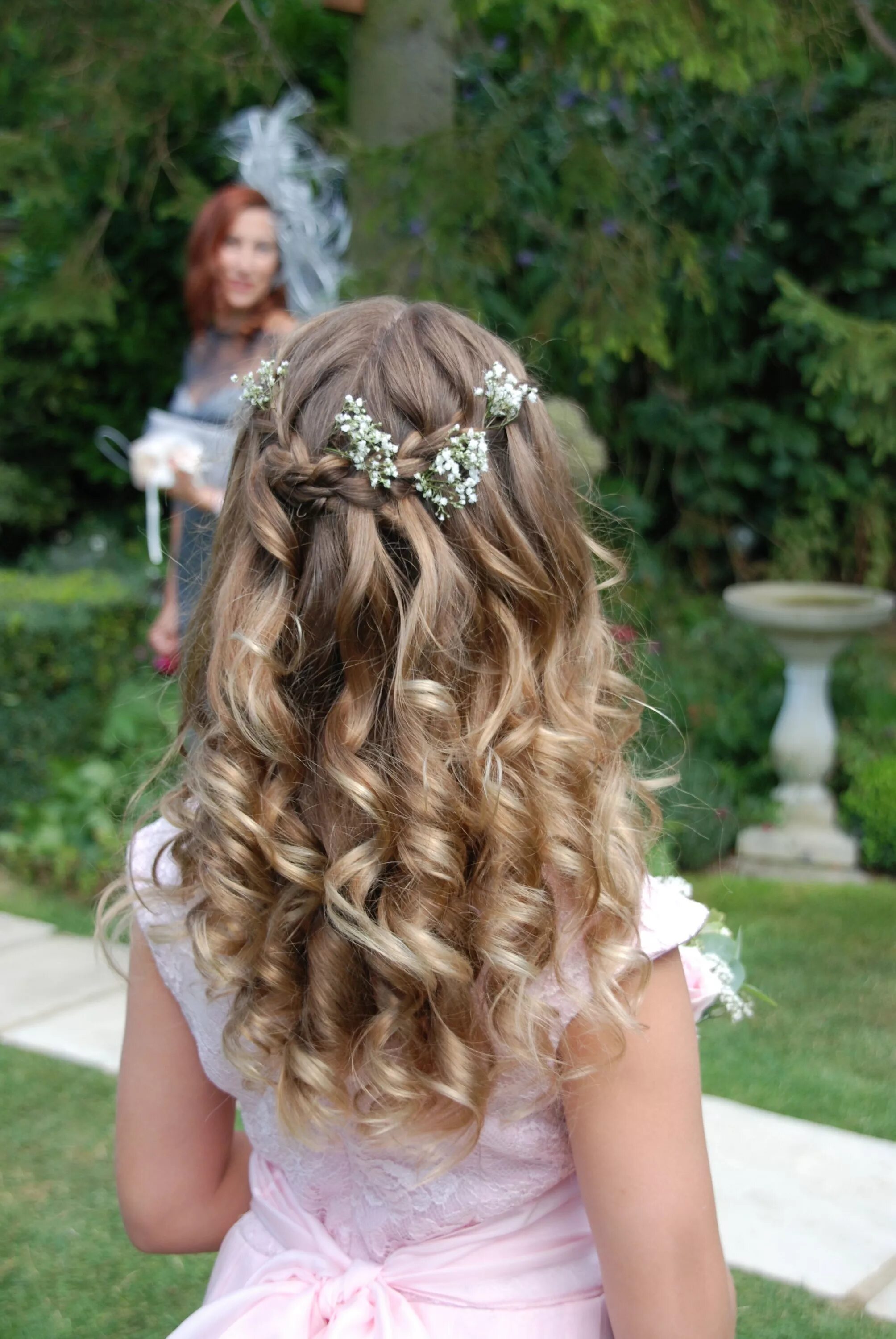 Прическу девочке на выпускной длинные волосы Pretty Waterfall Braid for little bridesmaid or flower girl www.beautifulhair4w.