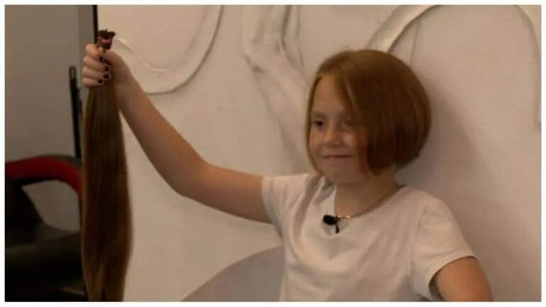 Прическу отрезала 9-year-old girl donates long hair to help Ukrainian army