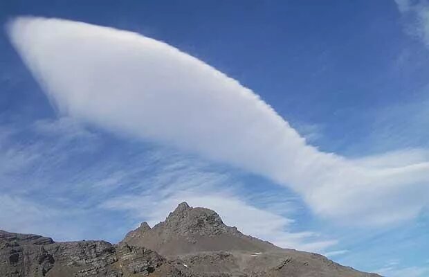 Причудливые облака фото A whale of a cloud Lenticular clouds, Clouds, Atmospheric phenomenon