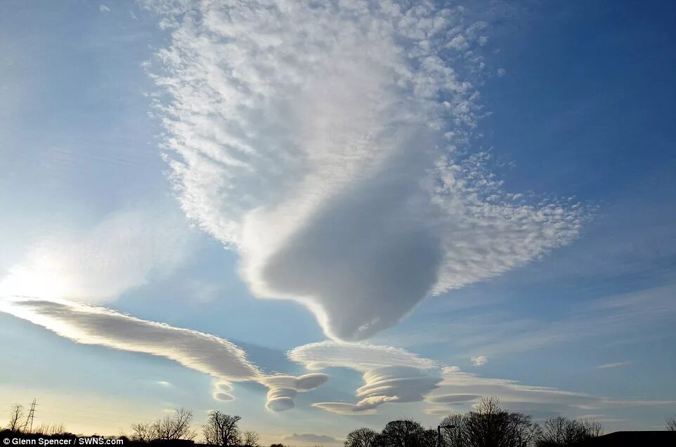 Причудливые облака фото Rare disc-shaped clouds caught on camera by motorist Daily Mail Online