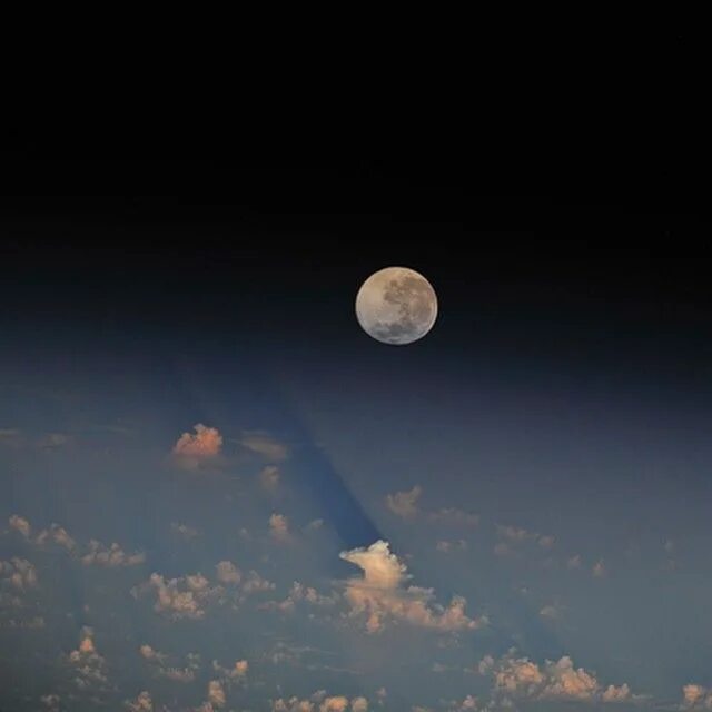 Прифотошопить луну на фото как Stunning moonset by the commander of the International Space Station Maxim Surae