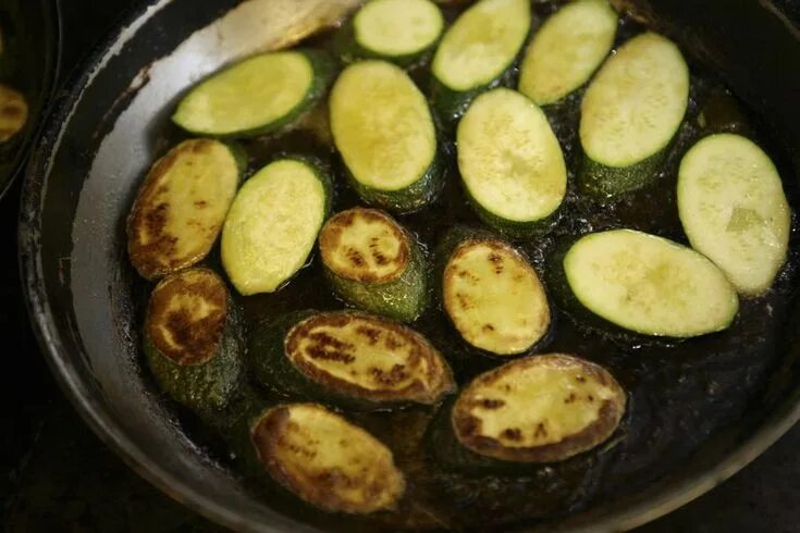 Приготовить кабачки на сковороде фото A Heart Healthy Fried Zucchini Recipe Recipe Zucchini recipes, Zucchini, Fried z