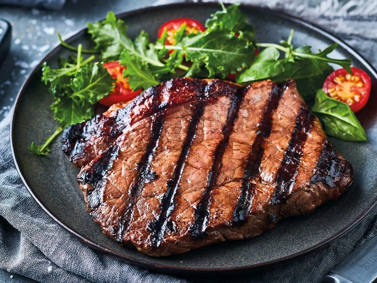 Приготовить мясо быстро фото Lidl is selling two beef rump steaks for £ 3.30 The Sun