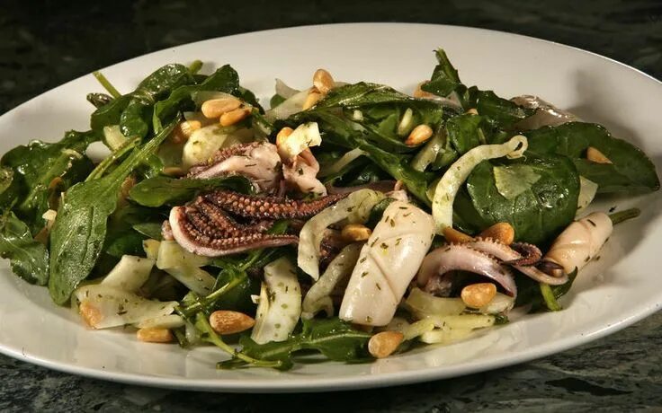 Приготовить салат с кальмаров фото Squid salad with shaved fennel and arugula Recipe Squid salad, Salad, Eat local