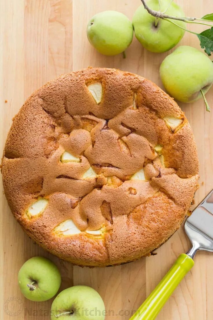 Приготовить шарлотку с яблоками фото Meet your new favorite apple cake! This country apple cake (a.k.a. Sharlotka) is